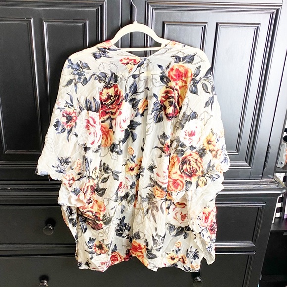 Roffe Accessories Short Sleeve Luxe Floral Shawl - Picture 5 of 6